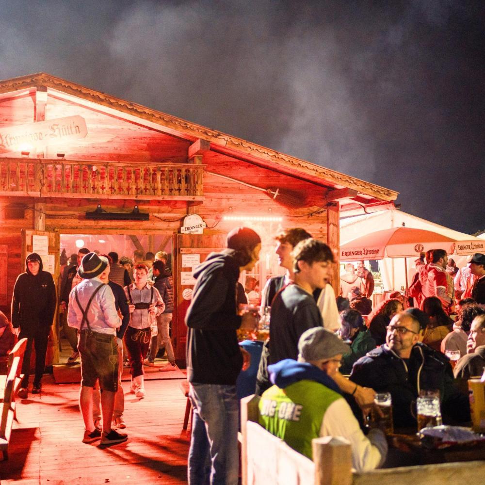 Oktoberfest Wiesn Camp Lodge Мюнхен Екстериор снимка