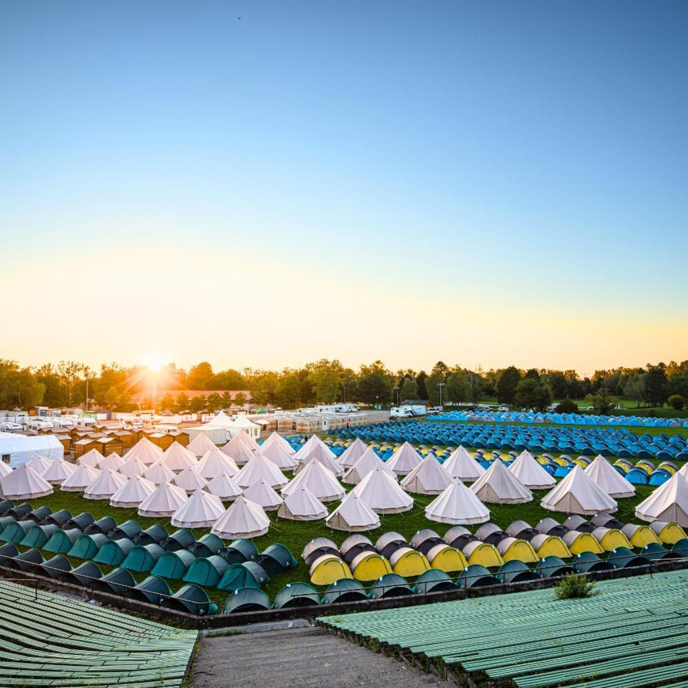 Oktoberfest Wiesn Camp Lodge Мюнхен Екстериор снимка