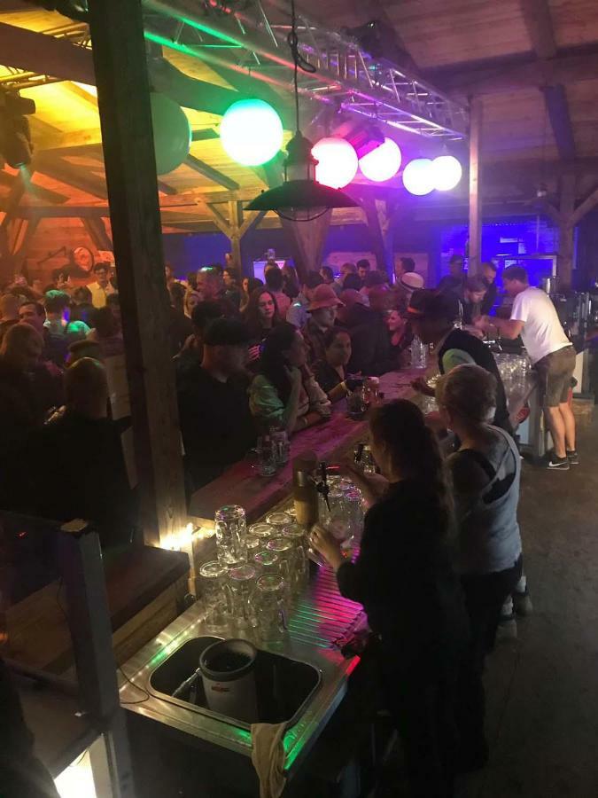 Oktoberfest Wiesn Camp Lodge Мюнхен Екстериор снимка